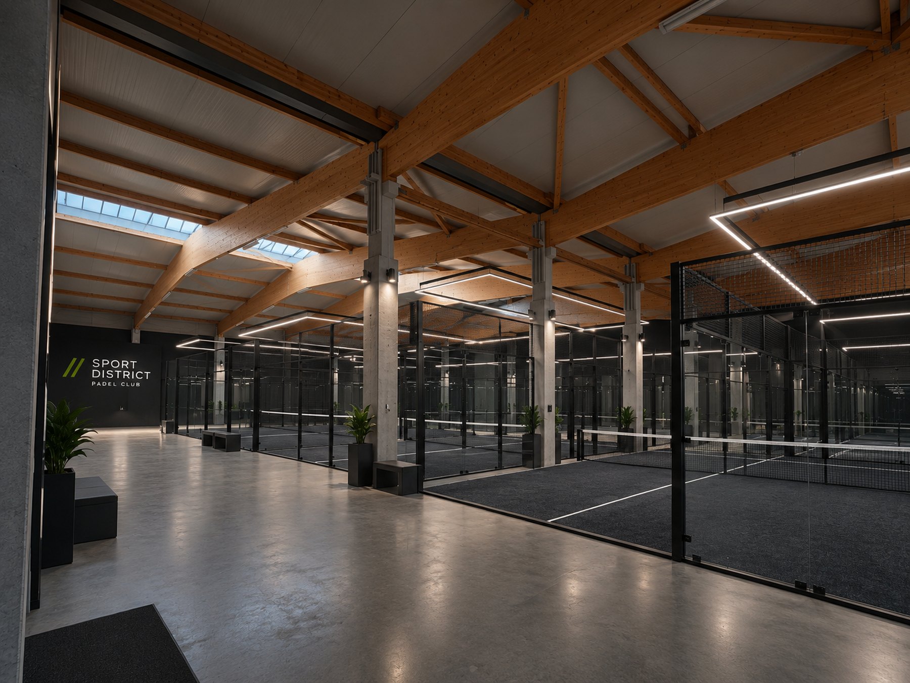Blick in die Halle des Sport District mit den Padel-Courts